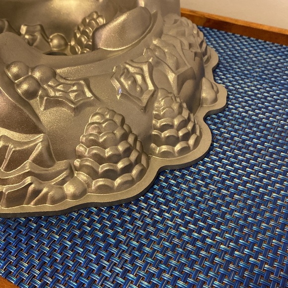 Nordic Ware Holiday Wreath Pan, like new, cast aluminum, lifetime warranty - Picture 4 of 6